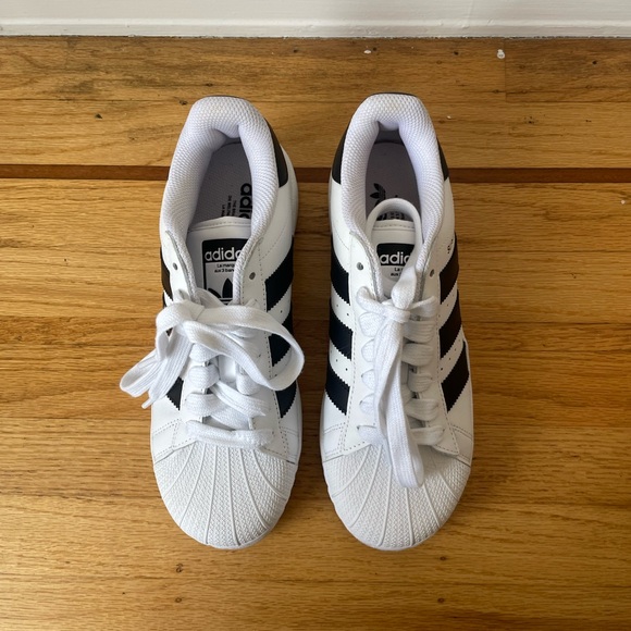 Adidas Superstar White and Black Shoes, Women’s Size 8 - Picture 3 of 10
